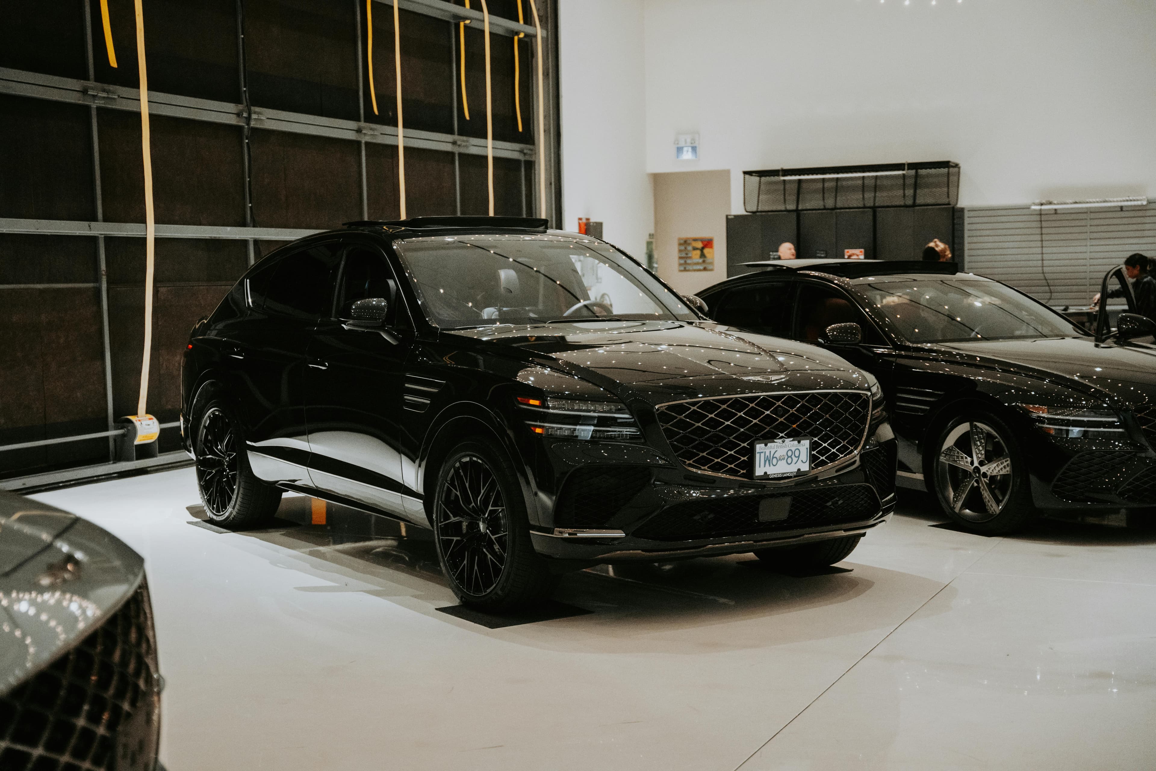 Премиальный SUV в тёмной студийной сцене